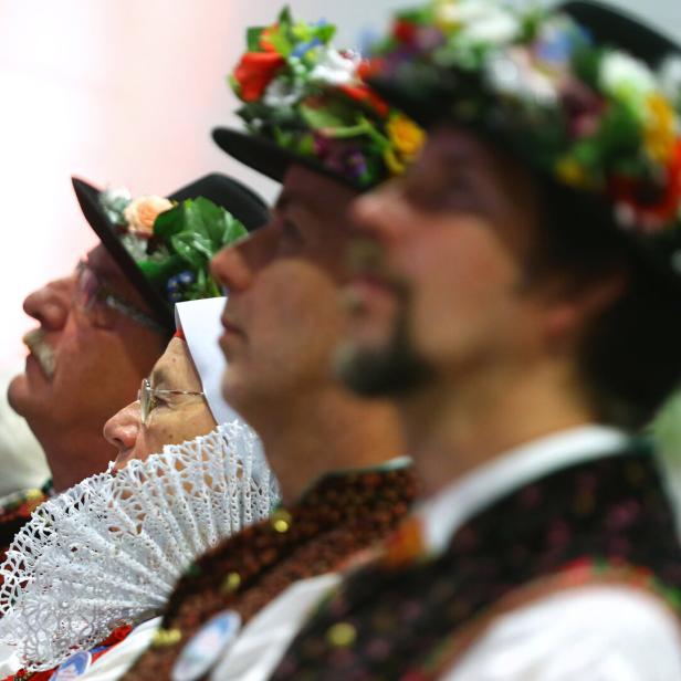 Zeitzeugen und Nachfahren beim Treffen der Sudetendeutschen in Augsburg 2018  in traditioneller Tracht. 