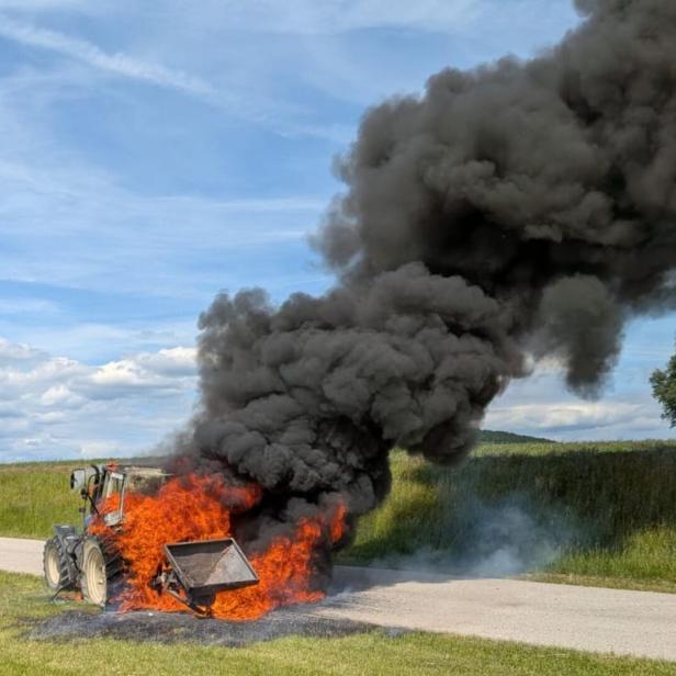 Vollbrand eines Traktors