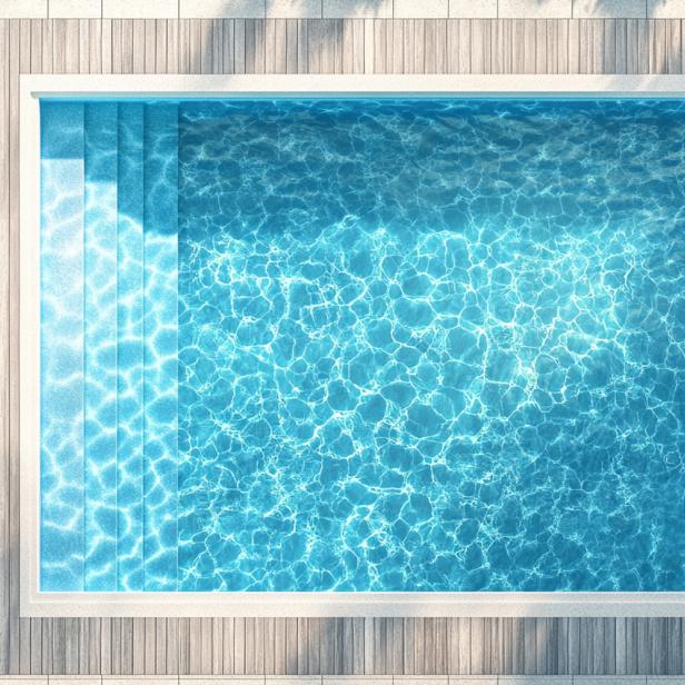 Moderner Pool mit klar blauem Wasser, Holzumrandung und Sonnenschirm im Garten aus der Vogelperspektive.