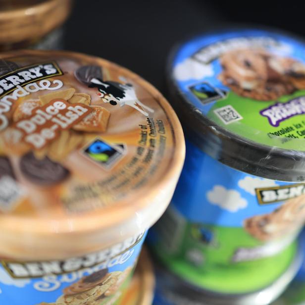 Nahaufnahme von Ben & Jerry's Eiscreme, darunter "Dulce De-lish" und "Brownie Batter".