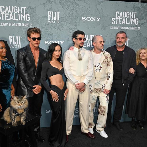 Eine Gruppe von Schauspieler posiert auf dem roten Teppich für "Caught Stealing".