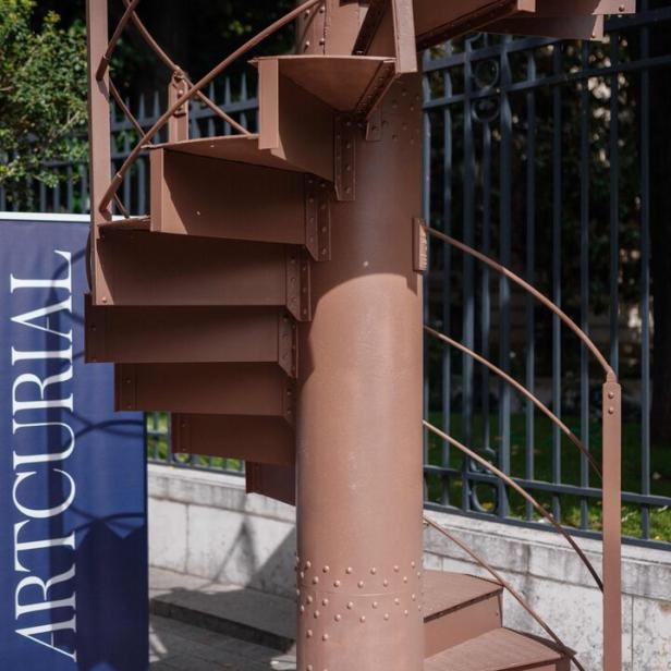 Dieses Foto vom 13. Mai 2026 zeigt die FRANCE-HERITAGE-AUCTION mit einem Teil der historischen Stiege des Eiffelturm. 