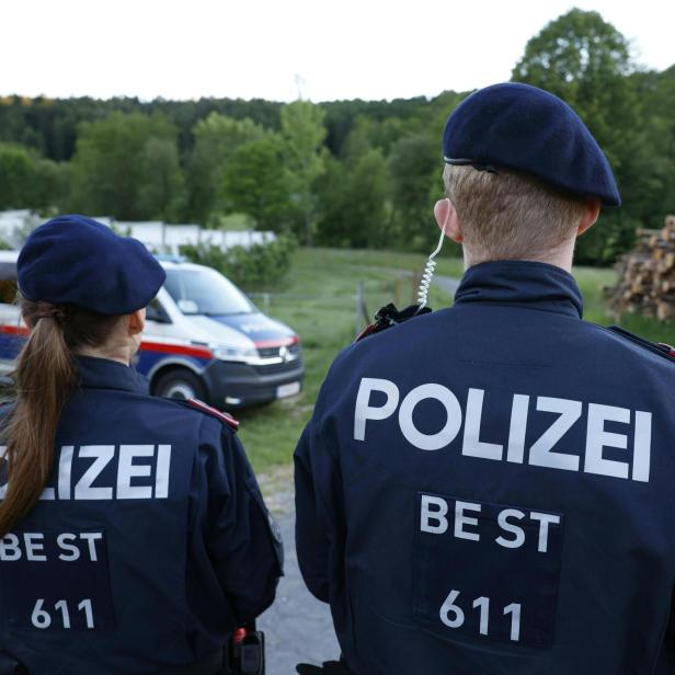 Die Einsatzkräfte eilten am Mittwochnachmittag zu dem Tatort in dem abgelegenen Waldstück im Bezirk Weiz.
