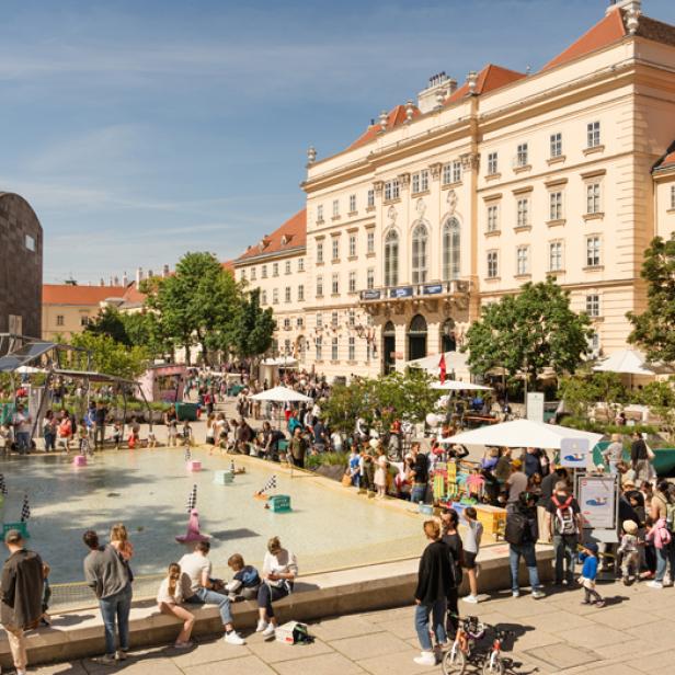 Viele Menschen und Familien genießen das bunte Fest rund um das Wasserbecken im MuseumsQuartier.