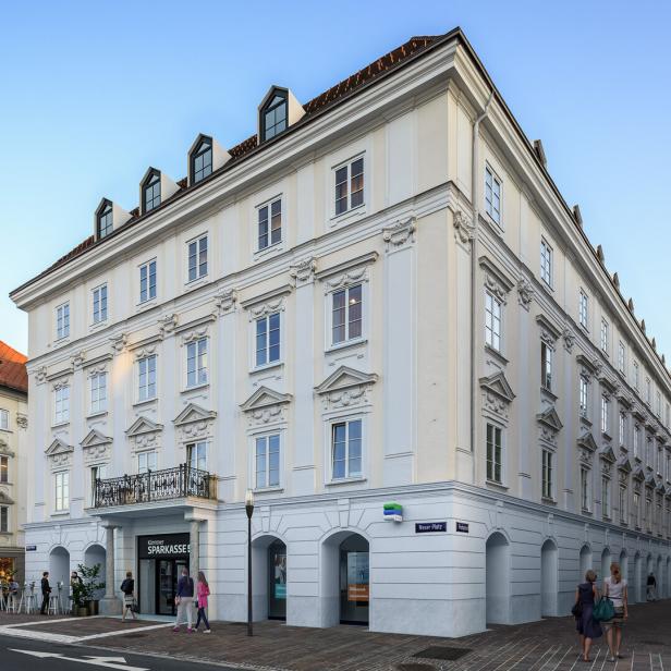 Der Hauptsitz der Kärntner Sparkasse am Neuen Platz in Klagenfurt, die Fassade wurde saniert, die Räume innen umgestaltet. 