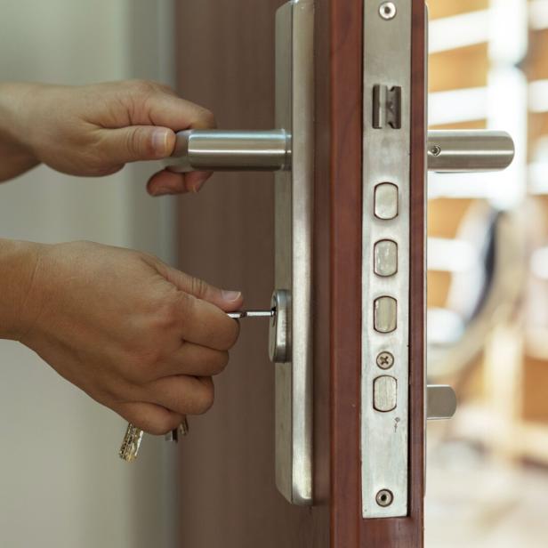 Wer für die Erhaltung der Wohnungseingangstüre zuständig ist, hängt von der konkreten Vereinbarung ab.  