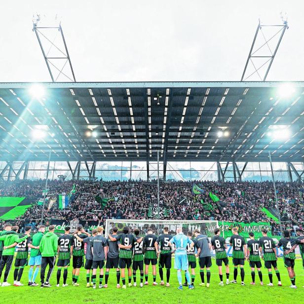 Die Fans des FC Wacker feiern ihre Mannschaft