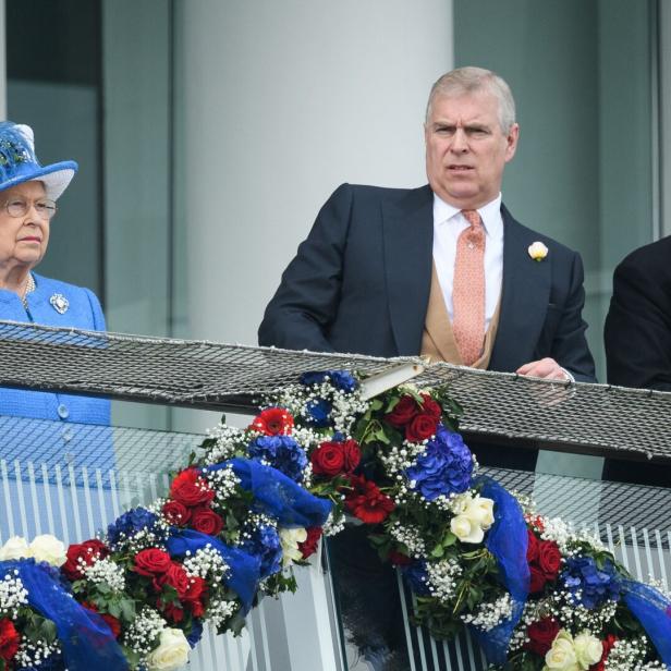 Königin Elisabeth II., Ex-Prinz Andrew und Prinz Philip auf einem Balkon mit Blumenschmuck.