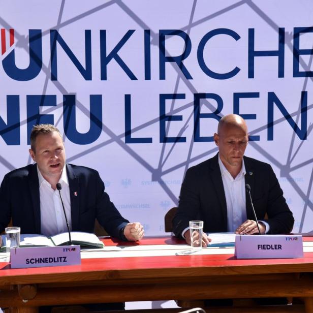 Zwei Männer vor einem Wahlplakat