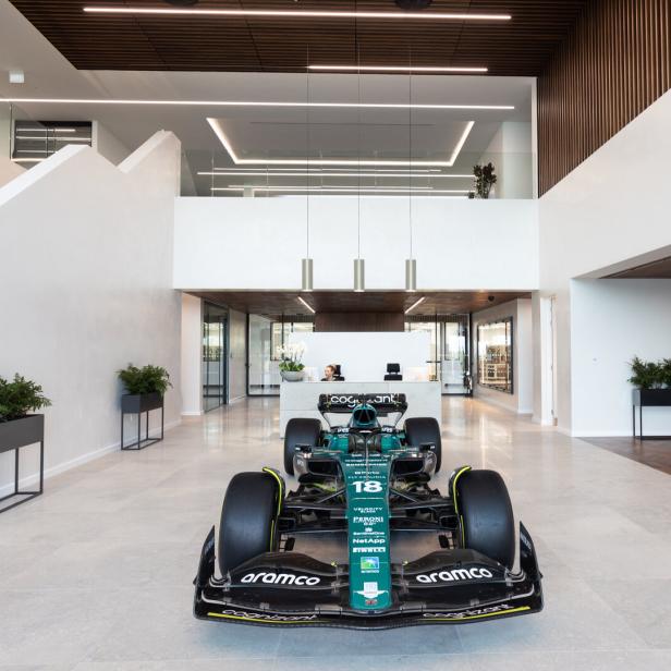 Ein Formel-1-Auto von Aston Martin steht im Eingangsbereich zur Fabrik.