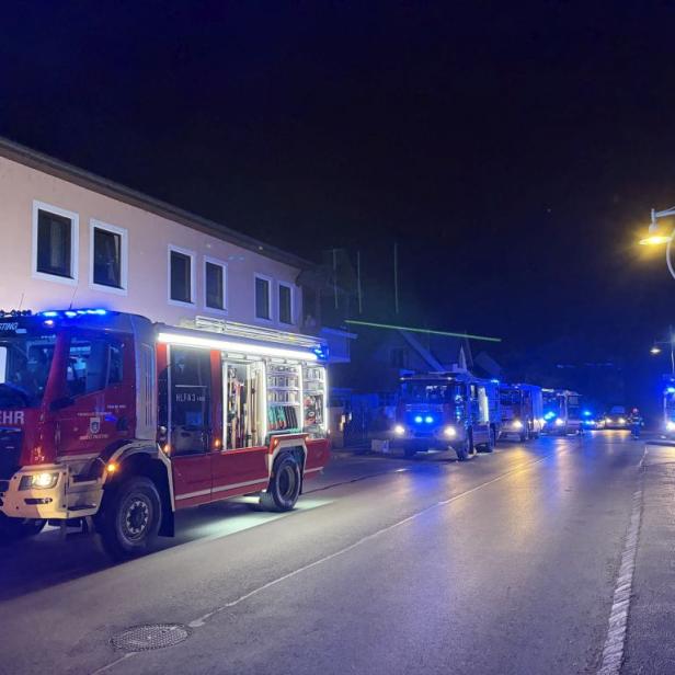 Feuerwehr-Autos vor einem Gebäude.