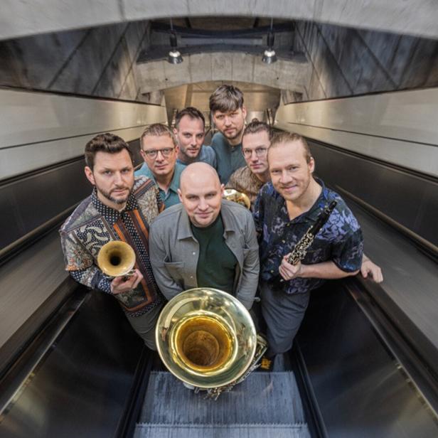 Sieben Männer mit Musikinstrumenten