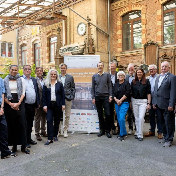 Gruppenfoto von Teilnehmern des Sanierungsgipfels 2026 vor einem historischen Gebäude.