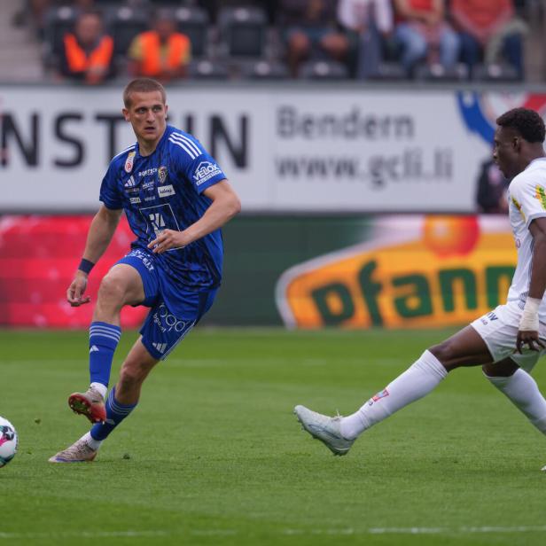 Im Visier: Mohamed Ouédraogo (rechts)