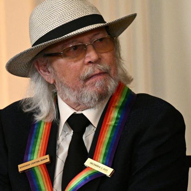 Barry Gibb mit Hut und Brille trägt eine Kennedy Center Honor-Schärpe.
