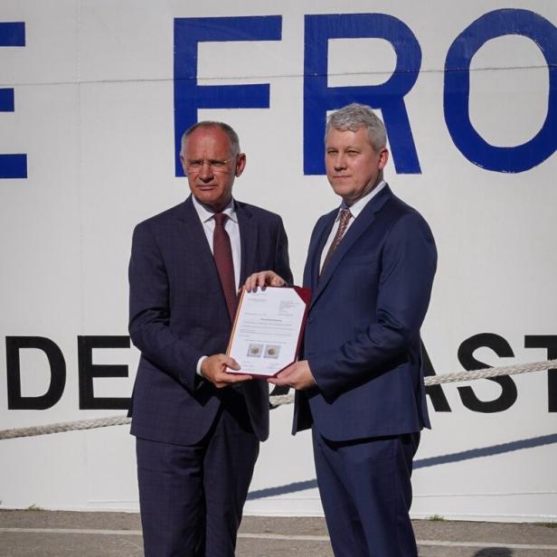 Innenminister Gerhard Karner übergab seinem rumänischen Amtskollegen Cătălin Predoiu das sichergestellte Kulturgut.