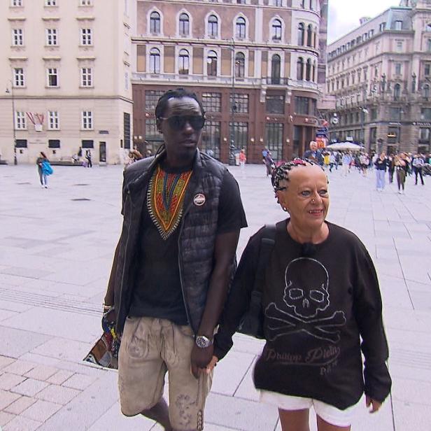 Uschi und Oumzy spazieren Hand in Hand durch die Wiener Innenstadt.