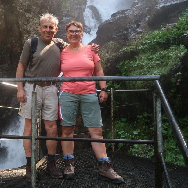 Ärztin Gabriele Leister mit ihrem Stammzellspender beim Wandern. 