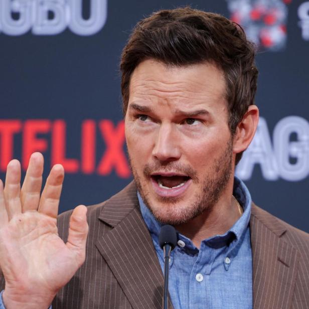 Chris Pratt spricht vor einem Hintergrund mit Logos von Netflix und AGBO.
