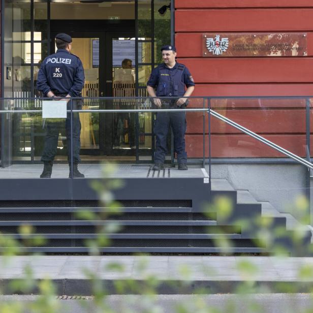 Vor dem Landesgericht Klagenfurt stehen mehrere Polizisten in Uniform.