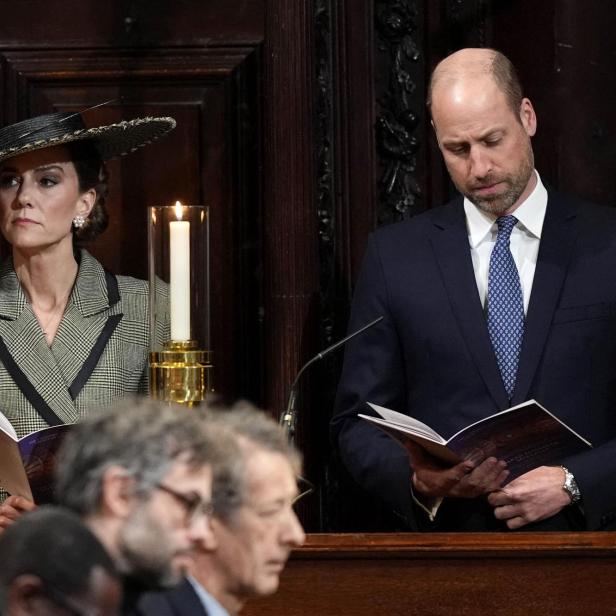 Kate und William lesen in einer Kirche in ihren Heften.