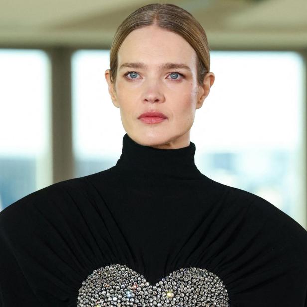  Natalia Vodianova mit blonden Haaren trägt ein schwarzes Oberteil mit einem herzförmigen Strassmuster.