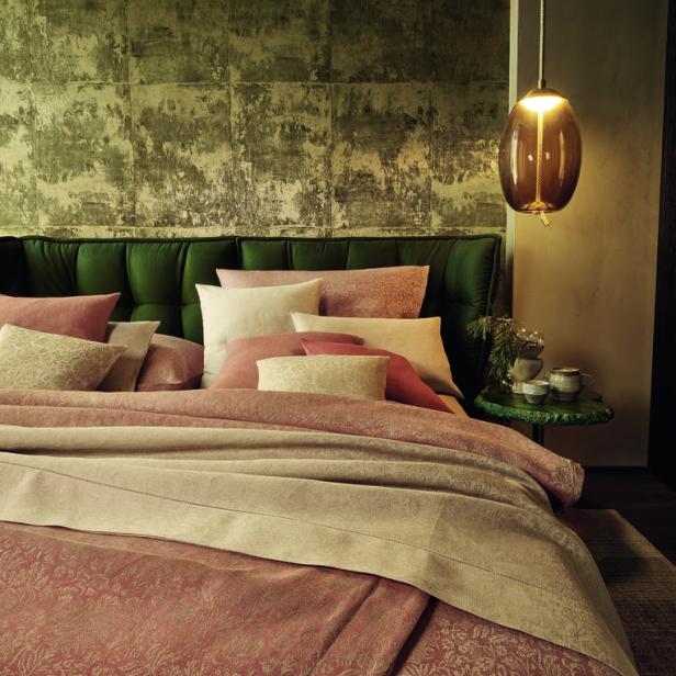 Schlafzimmer mit schöner Bettwäsche aus Leinen