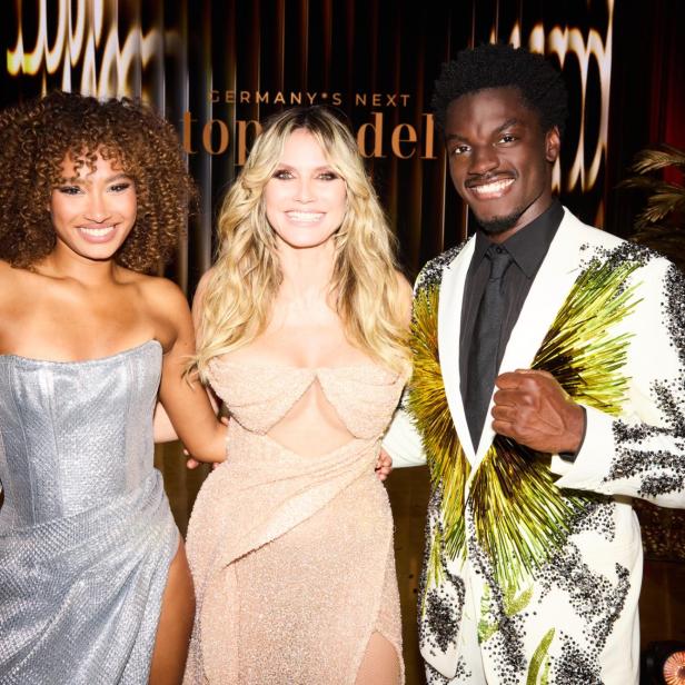 Aurélie, Heidi Klum, Ibo lächeln in eleganter Abendmode in die Kamera.