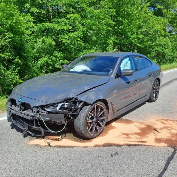 Ein stark beschädigter BMW mit ausgelöstem Airbag steht nach dem tödlichen Unfall auf der B18 bei Kaumberg am Straßenrand.