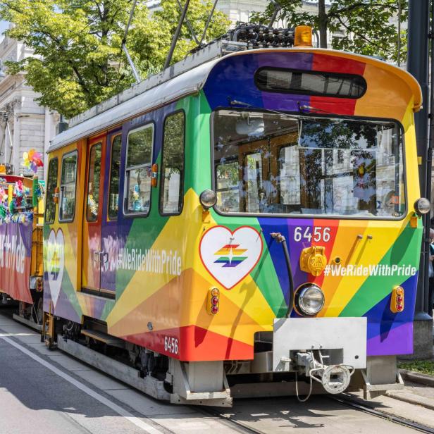 Pride-Regenbogen-Straßenbahn