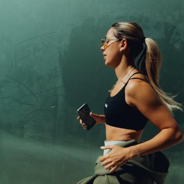 Influencerin und Mentaltrainerin Ana-Maria Doss beim Joggen in Wien