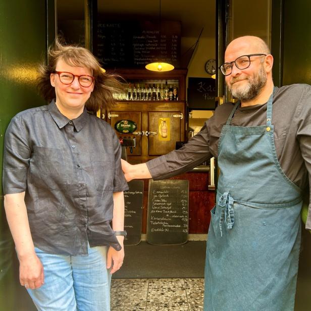 Barbara und Ingobert Könczöl vor "Heidingers Gasthaus".