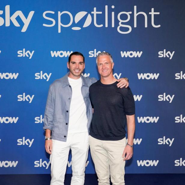 Ralf Schumacher und Étienne Bousquet-Cassagne posieren gemeinsam vor einer Sky-Spotlight-Wand bei einer öffentlichen Veranstaltung.