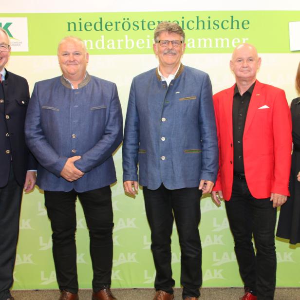 Fünf Personen stehen nebeneinander vor einer grünen Wand mit dem Schriftzug „niederösterreichische landarbeiterkammer“.