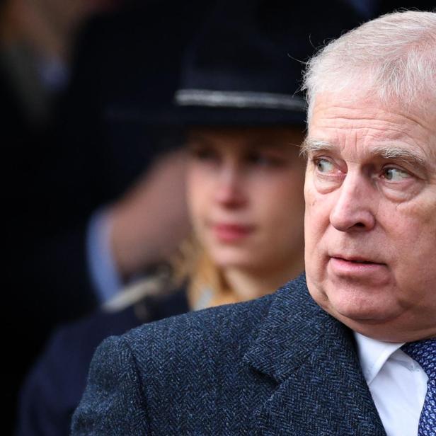 Andrew Mountbatten-Windsor blickt mit grauem Haar und blau gemusterter Krawatte zur Seite.