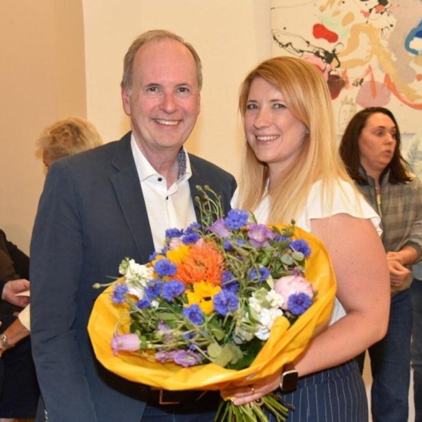 Eine Frau und ein Mann mit Blumenstrauß
