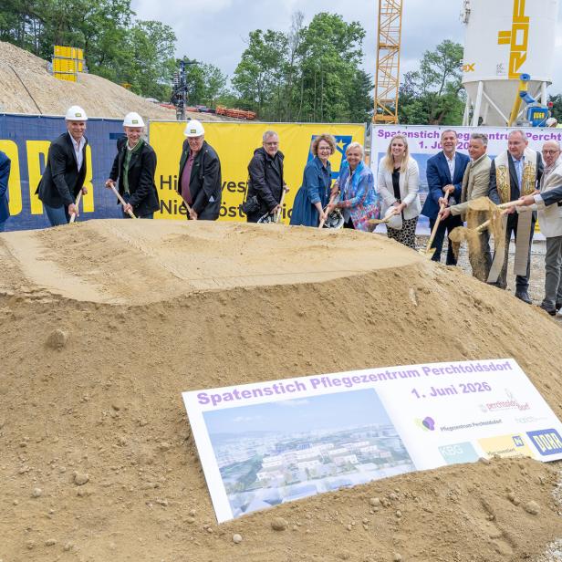 13 Personen bei einem Spatenstich