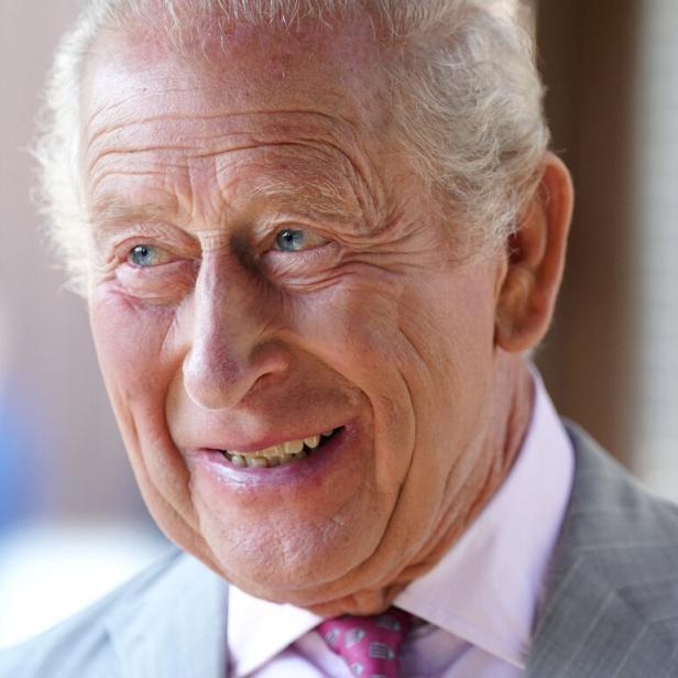 König Charles III. blickt lächelnd zur Seite