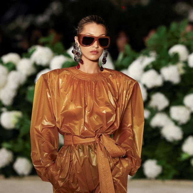 Bella Hadid bei Saint Laurent mit der Unisex-Trendbrille „Howl 902“, 410 Euro.
