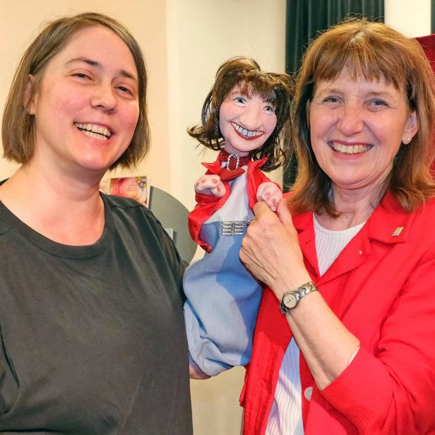 Zwei Frauen mit einer Handpuppe