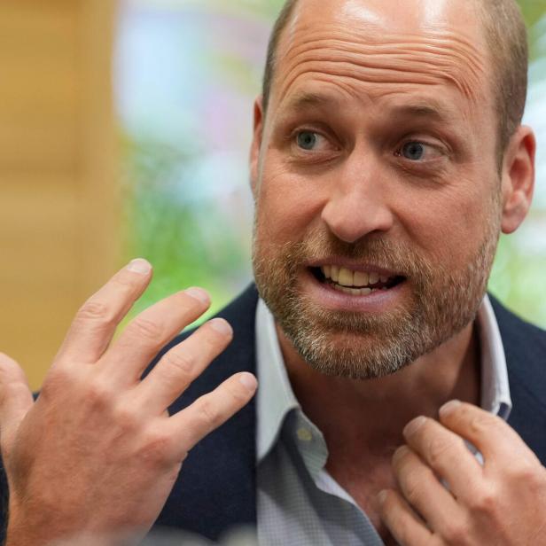 Prinz William spricht gestikulierend in einem hellen Hemd und einem dunklen Sakko.