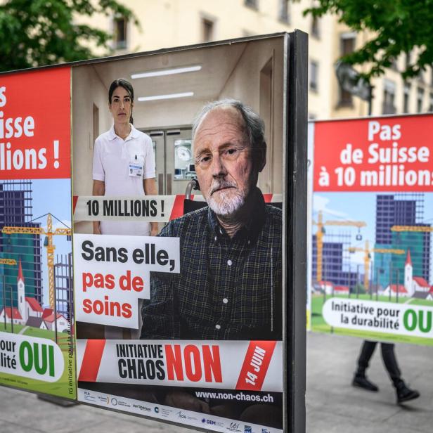 Politische Plakate gegen eine 10-Millionen-Schweiz zeigen einen älteren Mann und eine Pflegekraft mit dem Slogan „Sans elle, pas de soins“.