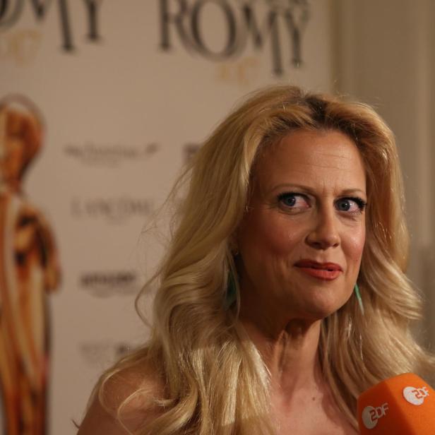 Barbara Schöneberger spricht vor einer Romy-Verleihung in ein Mikrofon des ZDF.