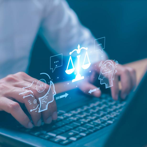 Hände tippen auf einer Tastatur, darüber digitale Symbole von Waage, KI und menschlichem Kopf.