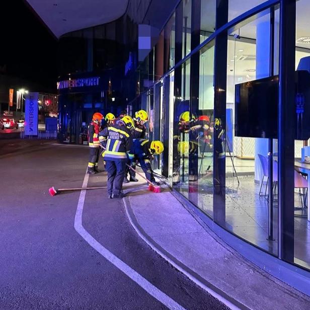 Aufräumarbeiten der FF Krems nach dem Unfall.