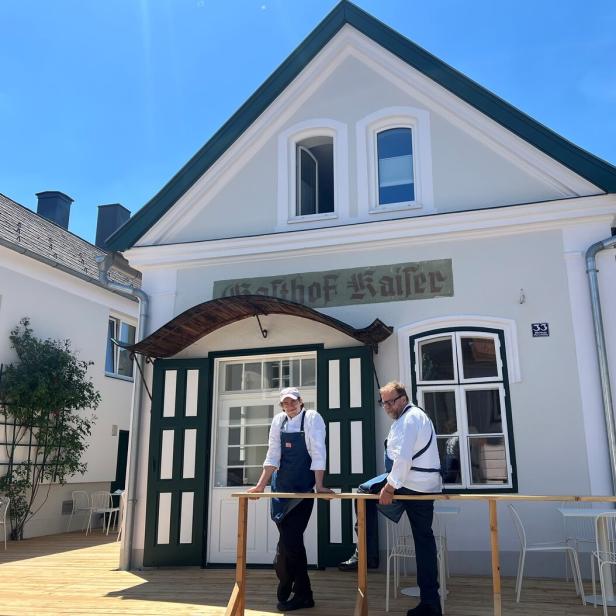Claus Curn (re.) und sein Sohn Valentino (li.) vor dem Gasthof Kaiser