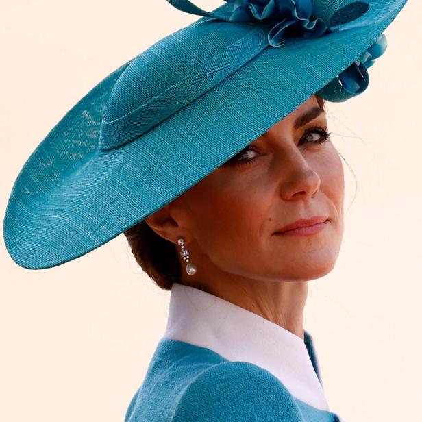 Prinzessin Kate trägt einen blauen Hut und ein blaues Kleid