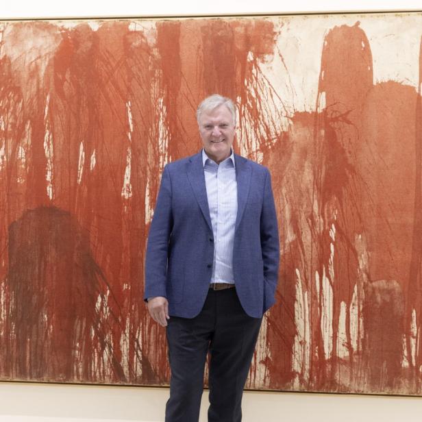 Klaus Albrecht Schröder steht vor Hermann Nitschs monumentalem „Blutorgelbild“ von 1962 im Wiener Aktionismus Museum.