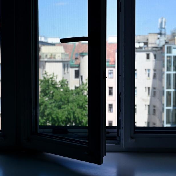 leicht geöffnetes Fenster