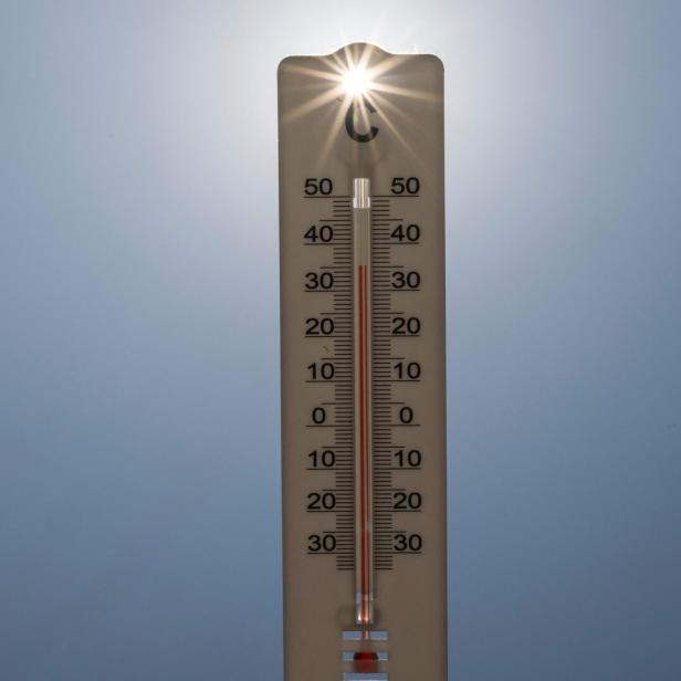 Ein Thermometer zeigt eine Temperatur um 35 Grad an.
